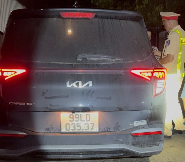 CSGT Quảng Ng&atilde;i ph&aacute;t hiện 2 &ocirc; t&ocirc; chở nhiều người nước ngo&agrave;i nhập cảnh tr&aacute;i ph&eacute;p- Ảnh 1.