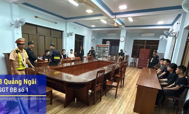 CSGT Quảng Ng&atilde;i ph&aacute;t hiện 2 &ocirc; t&ocirc; chở nhiều người nước ngo&agrave;i nhập cảnh tr&aacute;i ph&eacute;p- Ảnh 2.