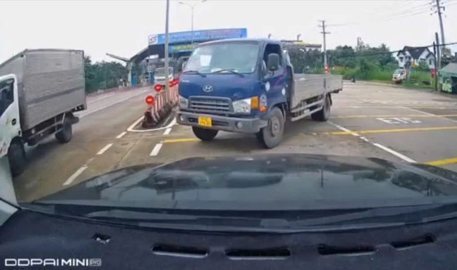 Từ h&igrave;nh ảnh xe tải đi ngược chiều tr&ecirc;n quốc lộ do d&acirc;n gửi, t&agrave;i xế bị CSGT phạt nghi&ecirc;m- Ảnh 2.