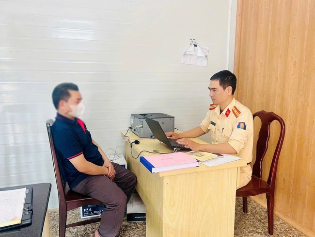 Từ h&igrave;nh ảnh xe tải đi ngược chiều tr&ecirc;n quốc lộ do d&acirc;n gửi, t&agrave;i xế bị CSGT phạt nghi&ecirc;m- Ảnh 1.