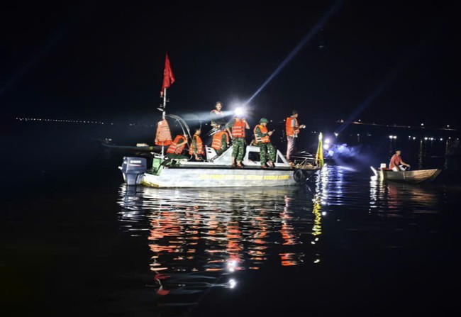 Thuyền đánh cá của cặp vợ chồng chìm trên đầm phá Tam Giang, người chồng tử vong- Ảnh 1.