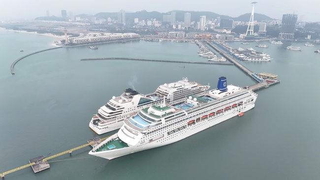 Hơn 2.000 du kh&aacute;ch quốc tế "x&ocirc;ng đất" Cảng t&agrave;u kh&aacute;ch quốc tế Hạ Long s&aacute;ng m&ugrave;ng 1 Tết- Ảnh 3.