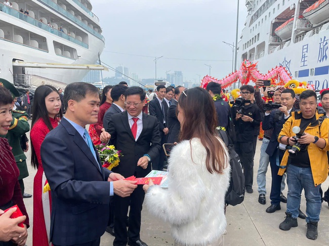 Hơn 2.000 du kh&aacute;ch quốc tế "x&ocirc;ng đất" Cảng t&agrave;u kh&aacute;ch quốc tế Hạ Long s&aacute;ng m&ugrave;ng 1 Tết- Ảnh 1.