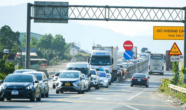 &Ocirc; t&ocirc; đổ dồn về cao tốc H&ograve;a Li&ecirc;n - T&uacute;y Loan cuối kỳ nghỉ Tết- Ảnh 2.