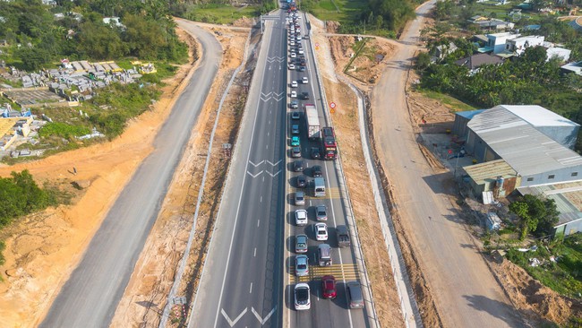 &Ocirc; t&ocirc; đổ dồn về cao tốc H&ograve;a Li&ecirc;n - T&uacute;y Loan cuối kỳ nghỉ Tết- Ảnh 3.