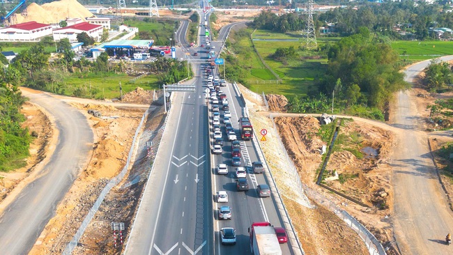 &Ocirc; t&ocirc; đổ dồn về cao tốc H&ograve;a Li&ecirc;n - T&uacute;y Loan cuối kỳ nghỉ Tết- Ảnh 7.
