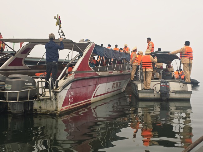 T&igrave;m thấy thi thể nạn nh&acirc;n đầu ti&ecirc;n, c&ograve;n 5 người mất t&iacute;ch trong vụ ch&igrave;m t&agrave;u tr&ecirc;n hồ Th&aacute;c B&agrave;- Ảnh 1.