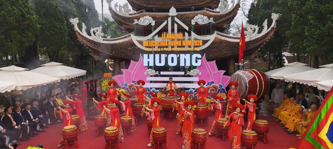 Du kh&aacute;ch thập phương đổ về từ sớm tinh mơ ng&agrave;y khai hội Ch&ugrave;a Hương 2026- Ảnh 7.