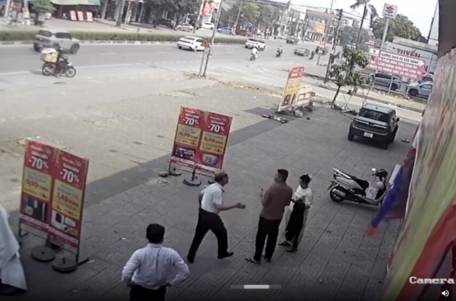 C&ocirc;ng an v&agrave;o cuộc vụ taxi d&ugrave;ng gạch đe doạ tấn c&ocirc;ng h&agrave;nh kh&aacute;ch ở Nghệ An - Ảnh 1.