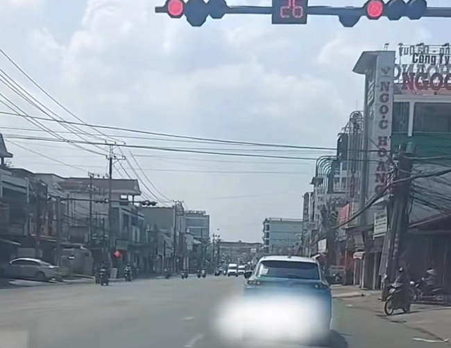 Vượt đ&egrave;n đỏ tr&ecirc;n quốc lộ 1A, t&agrave;i xế bị phạt 19 triệu đồng, trừ 4 điểm GPLX - Ảnh 1.