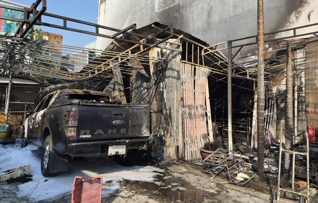 Ch&aacute;y lớn nh&agrave; kho ở Đ&agrave; Nẵng, nhiều t&agrave;i sản bị thi&ecirc;u rụi - Ảnh 2.