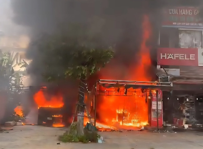 Ch&aacute;y lớn nh&agrave; kho ở Đ&agrave; Nẵng, nhiều t&agrave;i sản bị thi&ecirc;u rụi - Ảnh 1.