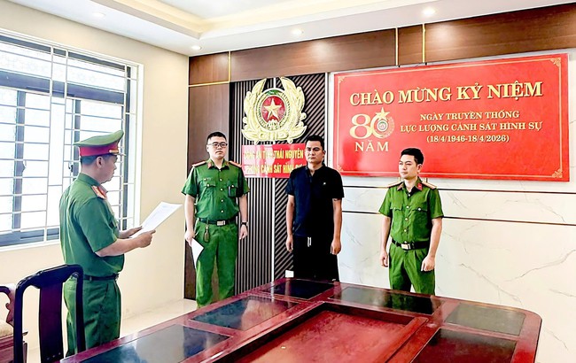 Khởi tố t&agrave;i xế d&ugrave;ng điện thoại khi l&aacute;i xe, t&ocirc;ng tử vong c&ocirc;ng nh&acirc;n m&ocirc;i trường ở Th&aacute;i Nguy&ecirc;n - Ảnh 1.