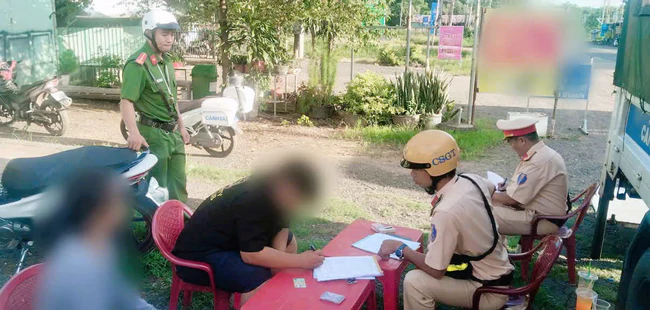 Ph&oacute;ng xe 115 km/h tr&ecirc;n QL14, t&agrave;i xế 21 tuổi bị phạt 7 triệu đồng - Ảnh 1.