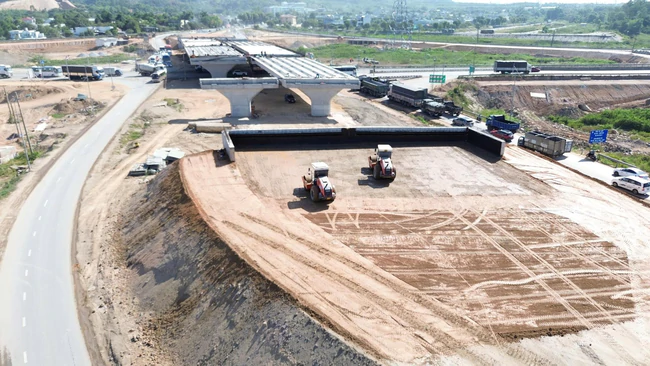 Thi c&ocirc;ng 3 ca, n&uacute;t giao QL14B với cao tốc Đ&agrave; Nẵng - Quảng Ng&atilde;i đ&atilde; đạt nửa chặng đường - Ảnh 1.