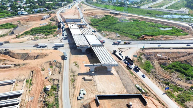 Thi c&ocirc;ng 3 ca, n&uacute;t giao QL14B với cao tốc Đ&agrave; Nẵng - Quảng Ng&atilde;i đ&atilde; đạt nửa chặng đường - Ảnh 5.