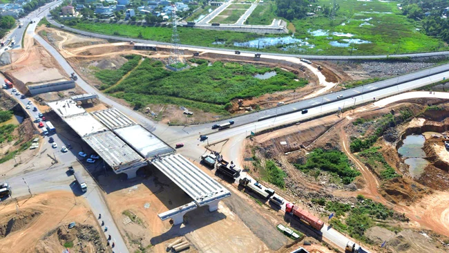 Thi c&ocirc;ng 3 ca, n&uacute;t giao QL14B với cao tốc Đ&agrave; Nẵng - Quảng Ng&atilde;i đ&atilde; đạt nửa chặng đường - Ảnh 17.