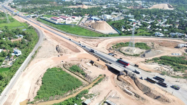 Thi c&ocirc;ng 3 ca, n&uacute;t giao QL14B với cao tốc Đ&agrave; Nẵng - Quảng Ng&atilde;i đ&atilde; đạt nửa chặng đường - Ảnh 18.