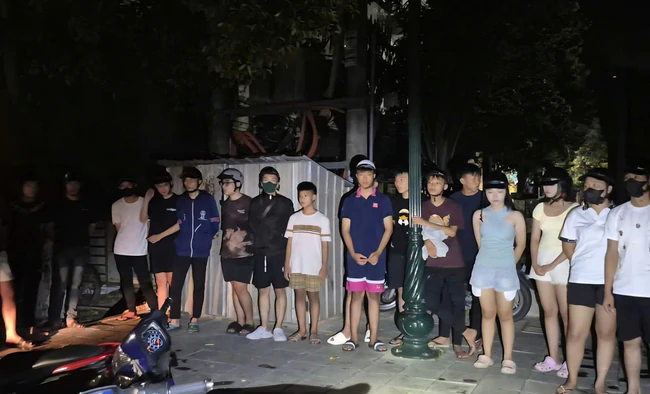 C&ocirc;ng an Quảng Ng&atilde;i tạm giữ hơn 200 thanh thiếu ni&ecirc;n nẹt p&ocirc; ầm ĩ, c&oacute; dấu hiệu đua xe - Ảnh 2.
