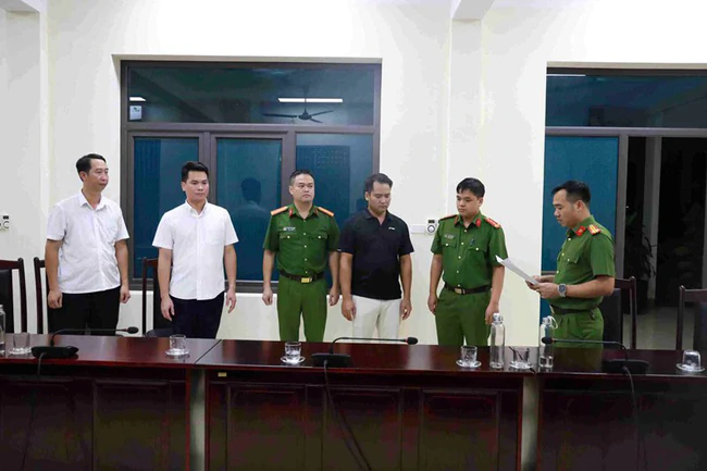 Khởi tố, bắt tạm giam th&ecirc;m gi&aacute;m đốc trong vụ lan can k&egrave; s&ocirc;ng Hồng g&atilde;y đổ ở L&agrave;o Cai - Ảnh 1.