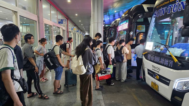 Kh&aacute;ch tăng mạnh, s&acirc;n bay, bến xe Đ&agrave; Nẵng đồng loạt tăng chuyến dịp Quốc kh&aacute;nh - Ảnh 1.