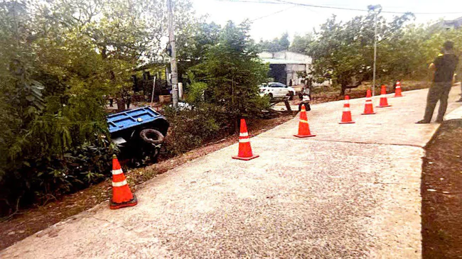 Khởi tố t&agrave;i xế kh&ocirc;ng c&oacute; bằng l&aacute;i sau vụ xe ba b&aacute;nh chở củi bị lật l&agrave;m chết người- Ảnh 2.