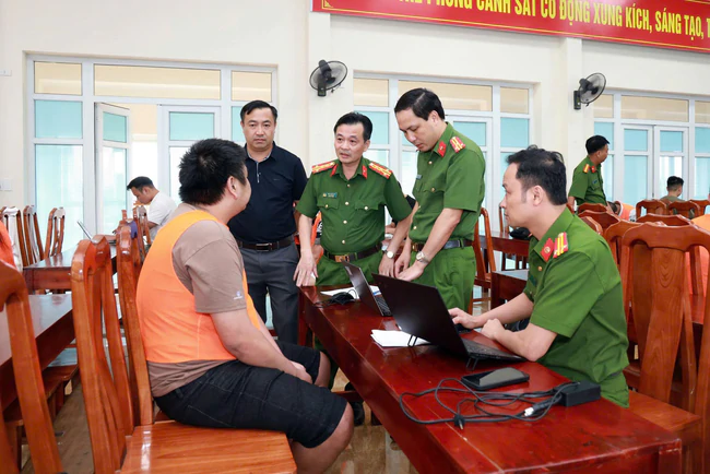 C&ocirc;ng an L&agrave;o Cai triệt ph&aacute; đường d&acirc;y lừa đảo xuy&ecirc;n quốc gia, chiếm đoạt hơn 1.500 tỷ đồng- Ảnh 1.