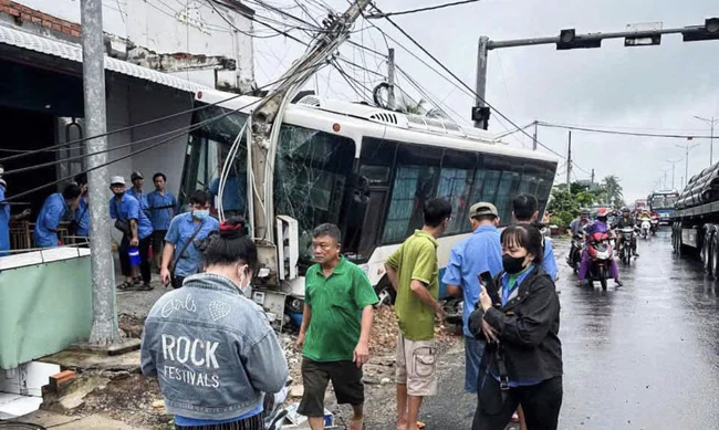 Xe đưa đón công nhân lao lên vỉa hè, tông gãy trụ điện ở Tây Ninh- Ảnh 1.