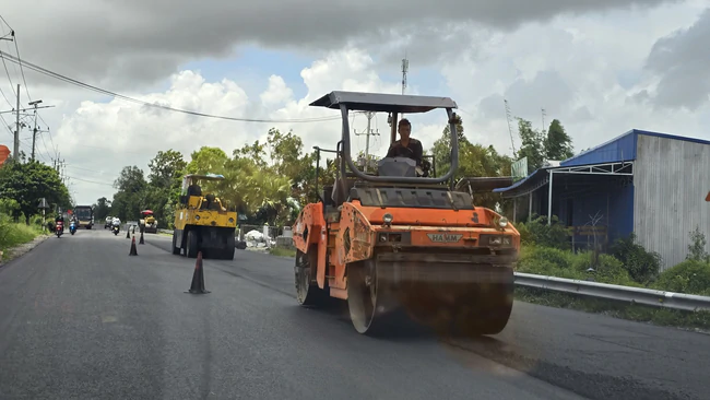 Tăng tốc thảm nhựa 10km mặt đường quốc lộ 61 qua An Giang - Ảnh 3.