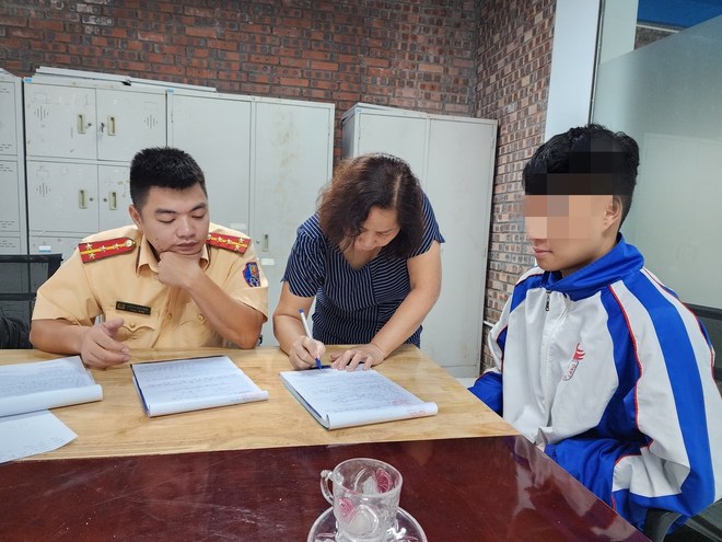 Ph&uacute; Thọ: Lực lượng CSGT v&agrave;o tận điểm trường, xử l&yacute; học sinh vi phạm giao th&ocirc;ng- Ảnh 2.