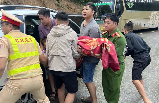 Xe kh&aacute;ch mất phanh đ&acirc;m v&agrave;o taluy dương, 1 người tử vong, 17 người nhập viện- Ảnh 1.