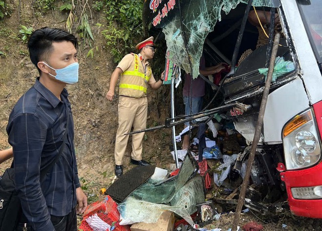 Xe kh&aacute;ch mất phanh đ&acirc;m v&agrave;o taluy dương, 1 người tử vong, 17 người nhập viện- Ảnh 2.
