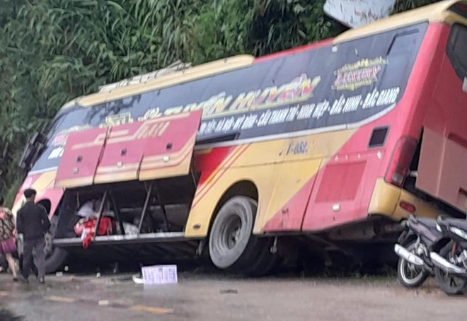 Xe kh&aacute;ch mất phanh đ&acirc;m v&agrave;o taluy dương, 1 người tử vong, 17 người nhập viện- Ảnh 3.