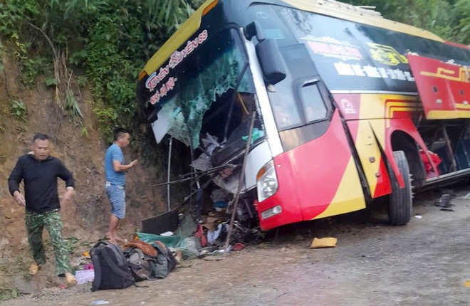 Xe kh&aacute;ch mất phanh đ&acirc;m v&agrave;o taluy dương, 1 người tử vong, 17 người nhập viện- Ảnh 4.