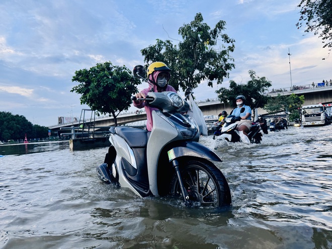 Triều cường đạt đỉnh, người d&acirc;n TP.HCM khổ sở b&igrave; b&otilde;m dắt xe về nh&agrave;- Ảnh 12.