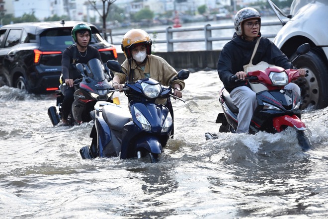 Triều cường đạt đỉnh, người d&acirc;n TP.HCM khổ sở b&igrave; b&otilde;m dắt xe về nh&agrave;- Ảnh 11.