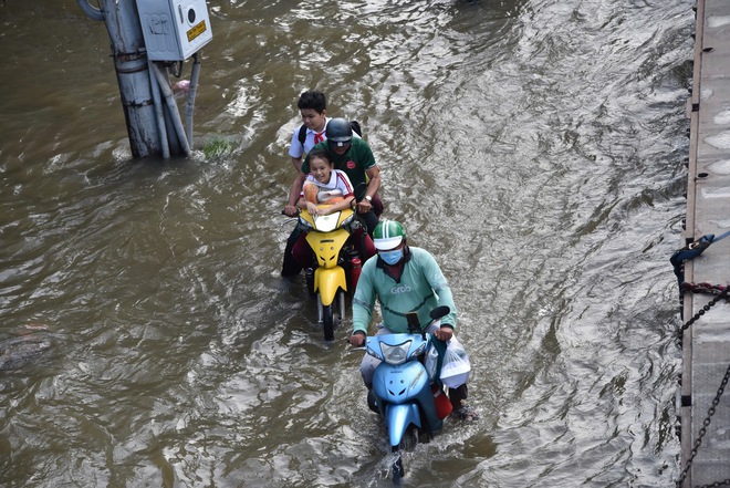 Triều cường đạt đỉnh, người d&acirc;n TP.HCM khổ sở b&igrave; b&otilde;m dắt xe về nh&agrave;- Ảnh 5.