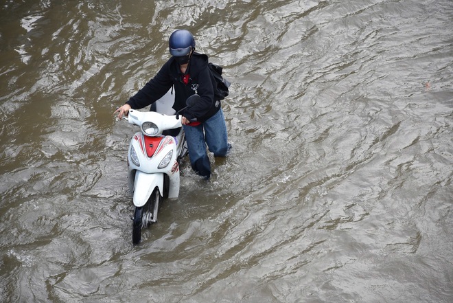 Triều cường đạt đỉnh, người d&acirc;n TP.HCM khổ sở b&igrave; b&otilde;m dắt xe về nh&agrave;- Ảnh 6.