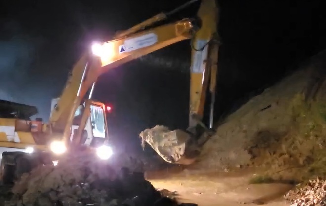 Đội mưa khắc phục sạt lở đường Hồ Ch&iacute; Minh qua Đ&agrave; Nẵng- Ảnh 9.
