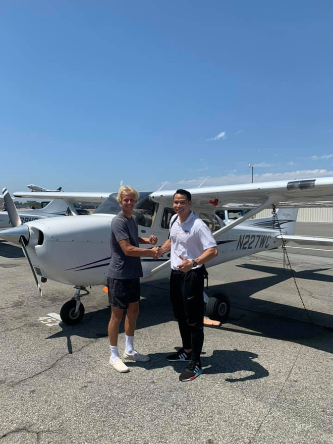 Nam vương Tiến Đo&agrave;n đ&aacute;p trả tin đồn c&oacute; đại gia bao nu&ocirc;i, cho tiền sang Mỹ dạy l&aacute;i m&aacute;y bay- Ảnh 4.