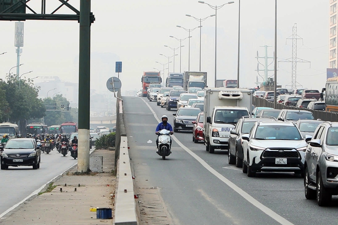 CSGT chặn bắt h&agrave;ng loạt xe m&aacute;y đi v&agrave;o đường cao tốc- Ảnh 2.