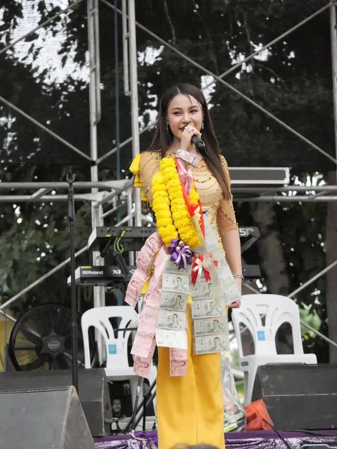 Nữ ca sĩ bị lật xe hơi tr&ecirc;n đường đi biểu diễn, sức khỏe giờ ra sao? - Ảnh 4.