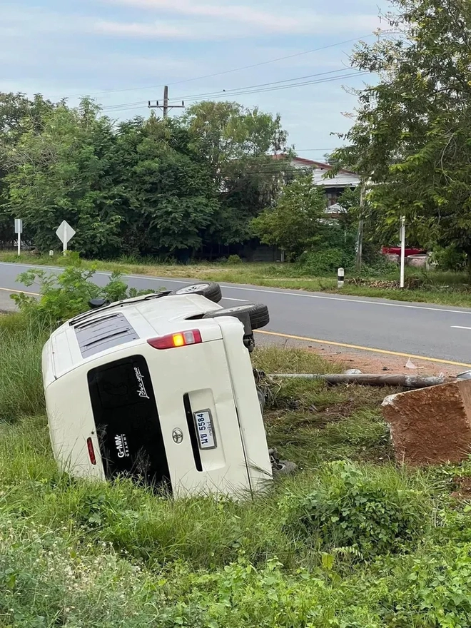 Nữ ca sĩ bị lật xe hơi tr&ecirc;n đường đi biểu diễn, sức khỏe giờ ra sao? - Ảnh 2.