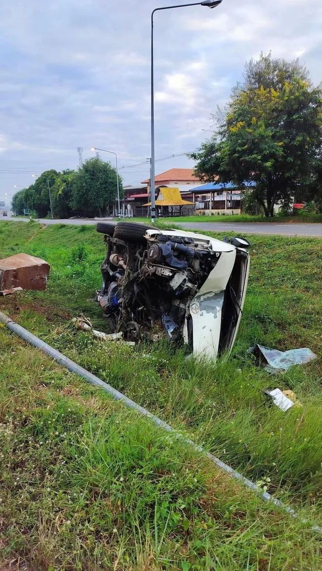 Nữ ca sĩ bị lật xe hơi tr&ecirc;n đường đi biểu diễn, sức khỏe giờ ra sao? - Ảnh 3.