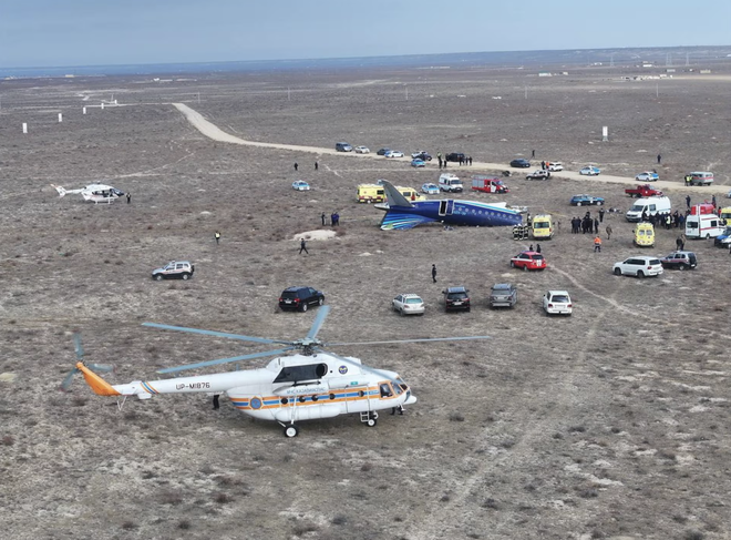 Khoảnh khắc m&aacute;y bay chở &iacute;t nhất 67 người bị rơi, nổ như quả cầu lửa tại Kazakhstan- Ảnh 3.