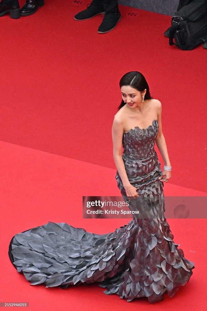 Ch&uacute; ch&oacute; Messi tạo d&aacute;ng g&acirc;y sốt tr&ecirc;n thảm đỏ LHP Cannes c&ugrave;ng c&aacute;c ng&ocirc;i sao thế giới- Ảnh 10.