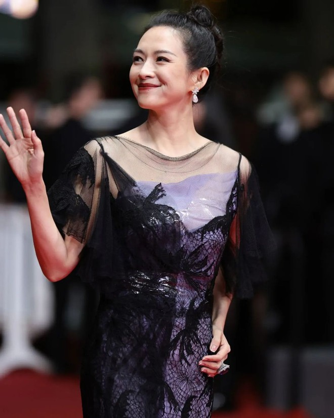 LHP Cannes 2024: Chương Tử Di diện đầm xuy&ecirc;n thấu, phim của B&agrave;nh Vu Yến thắng lớn- Ảnh 3.