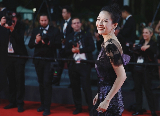 LHP Cannes 2024: Chương Tử Di diện đầm xuy&ecirc;n thấu, phim của B&agrave;nh Vu Yến thắng lớn- Ảnh 5.