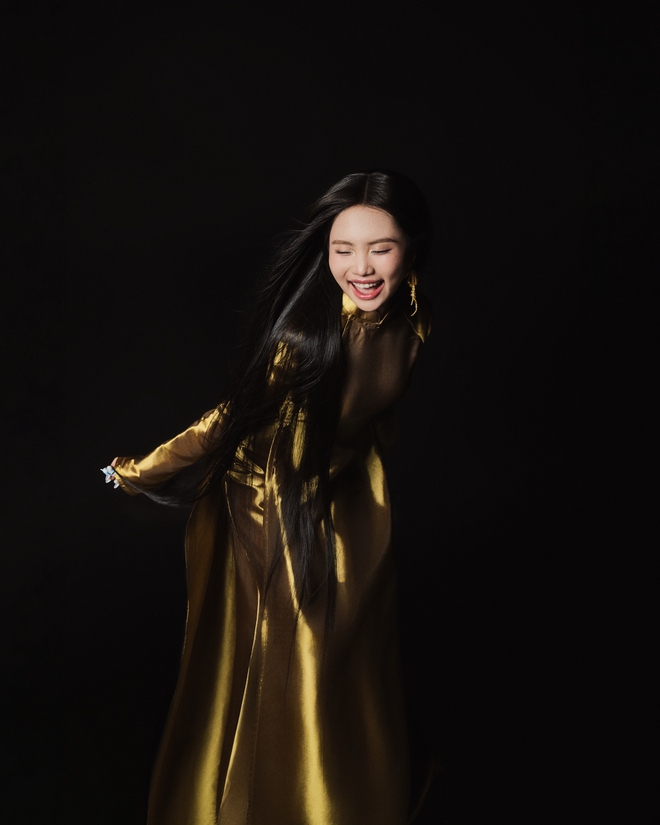 Phương Mỹ Chi bắt tay với "cỗ m&aacute;y tạo hit" DTAP ra mắt MV "Gối gấm"- Ảnh 4.