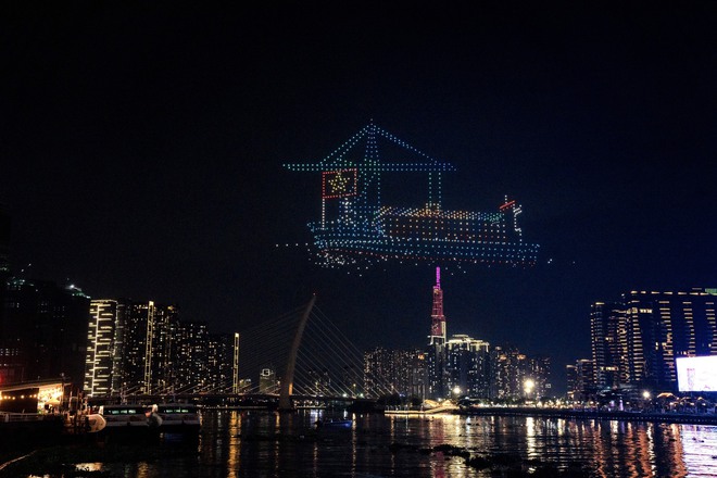 Bầu trời đ&ecirc;m TP.HCM lung linh với dronelight thắp s&aacute;ng- Ảnh 15.